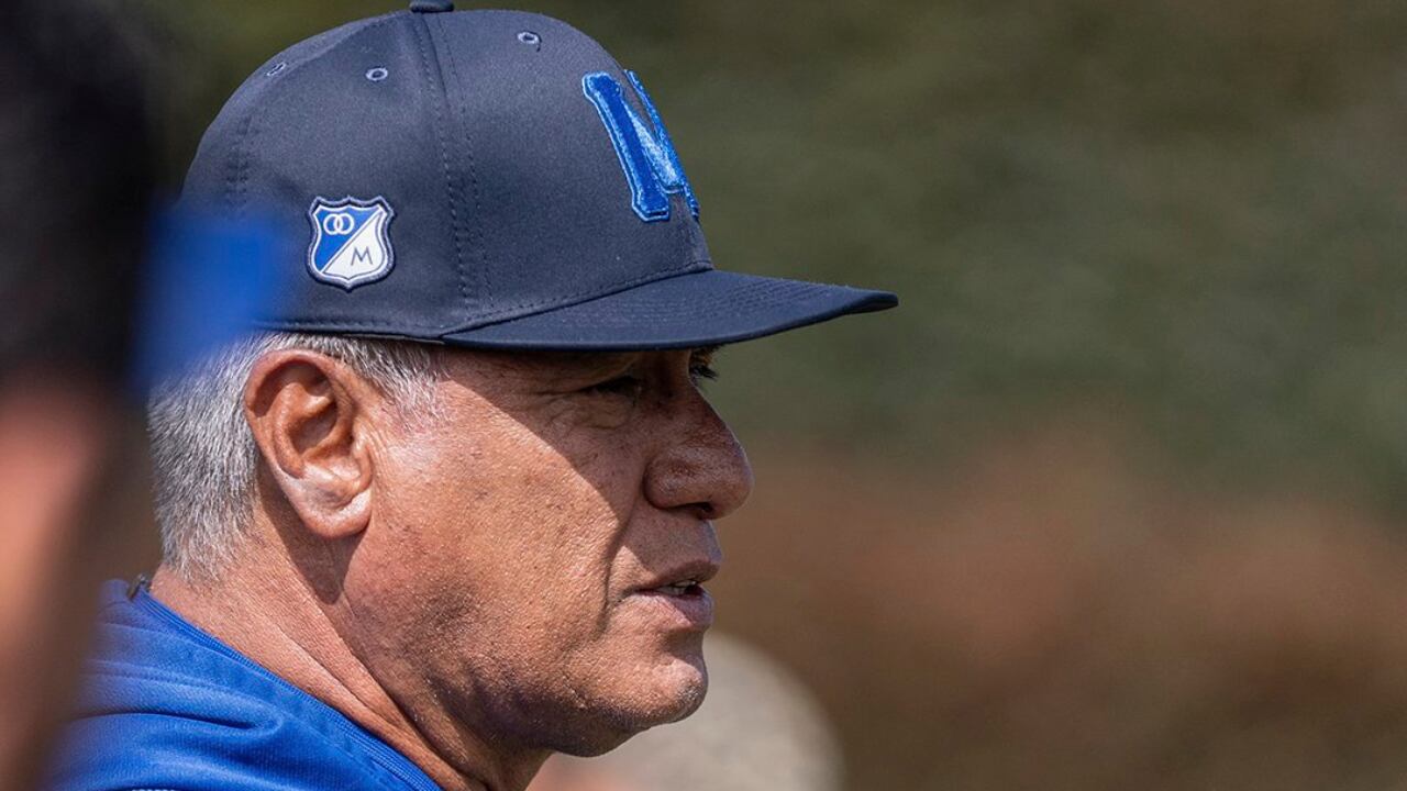 Hernán Torres dirigiendo en pretemporada a Millonarios.