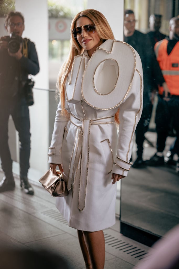Shakira en la pasarela de Viktor & Rolf en la Haute Couture Fall/Winter 2023/2024 de la Paris Fashion Week . (Photo by Claudio Lavenia/Getty Images).