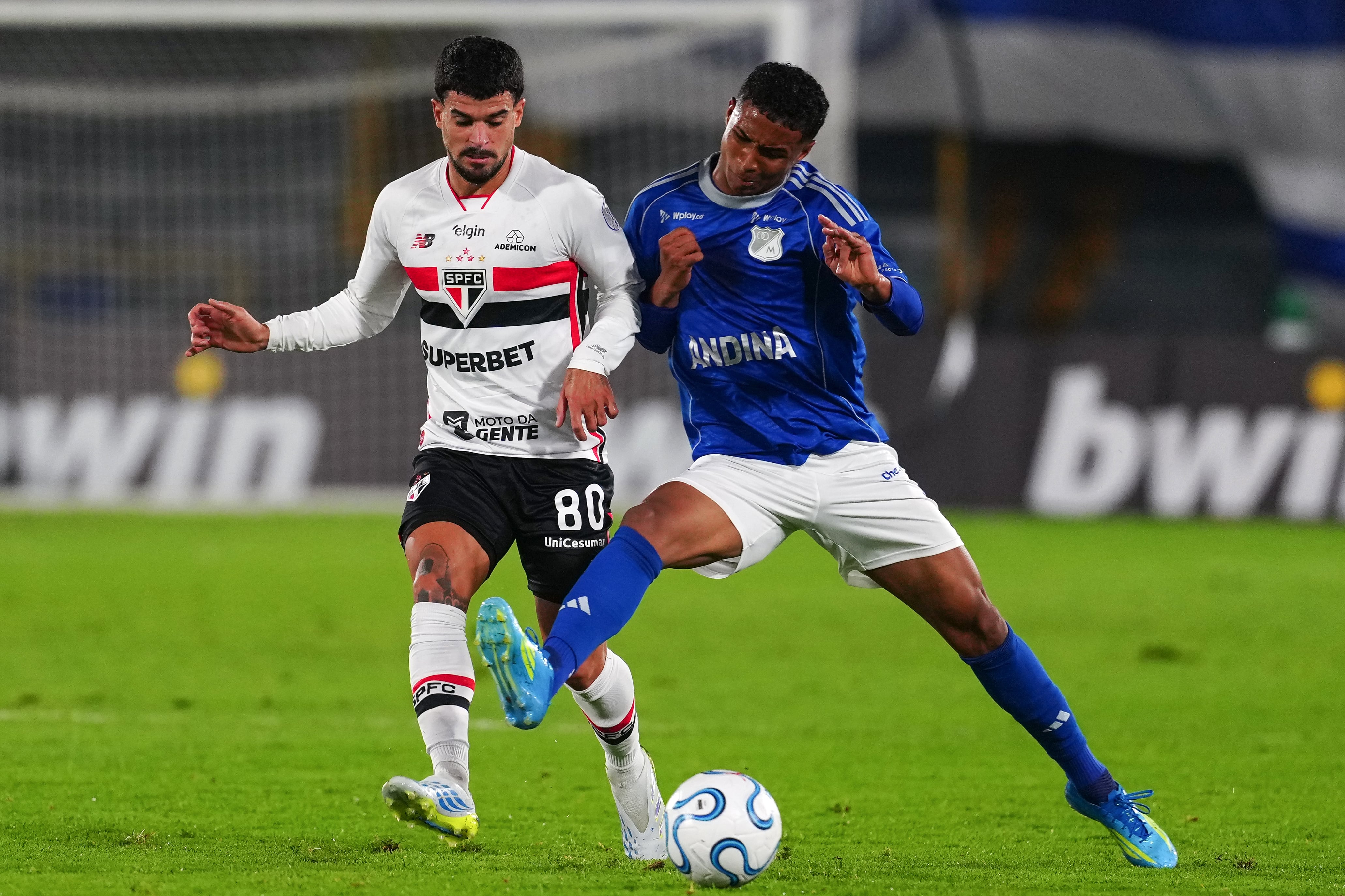 Carlos Sarabia con Cauly Oliveira.