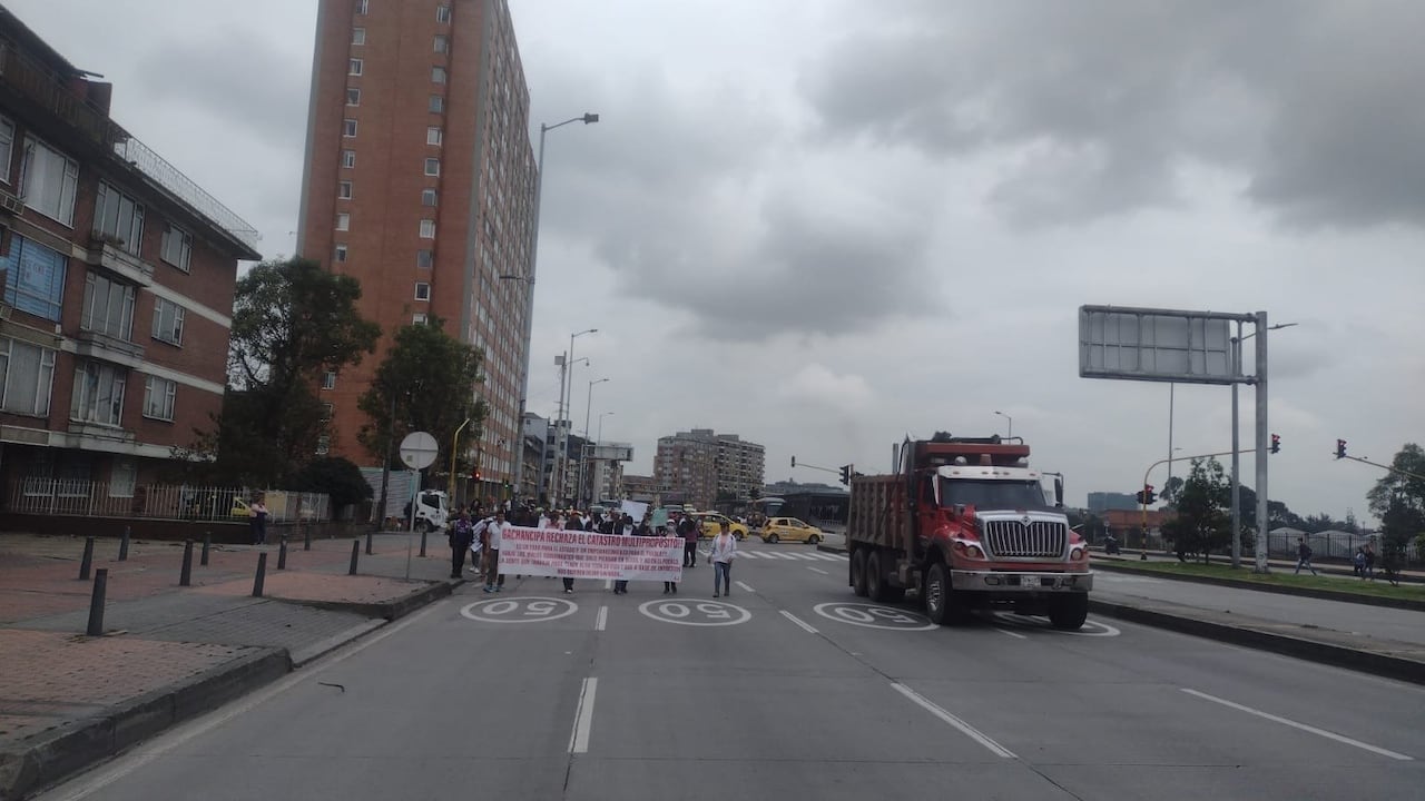 Bogotá fue escenario este martes de una manifestación que afectó la movilidad, especialmente sobre el corredor vial de la calle 26 de Occidente a Oriente hacia el centro de la ciudad.