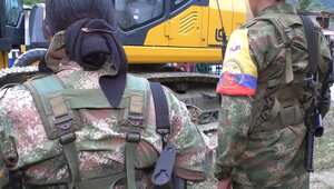 Los alzados en armas participaron en el actor de entrega de esta maquinaria amarilla a los pobladores de la vereda Hondura del corregimiento de San Juan de Mechengue, zona rural de El Tambo, Cauca.