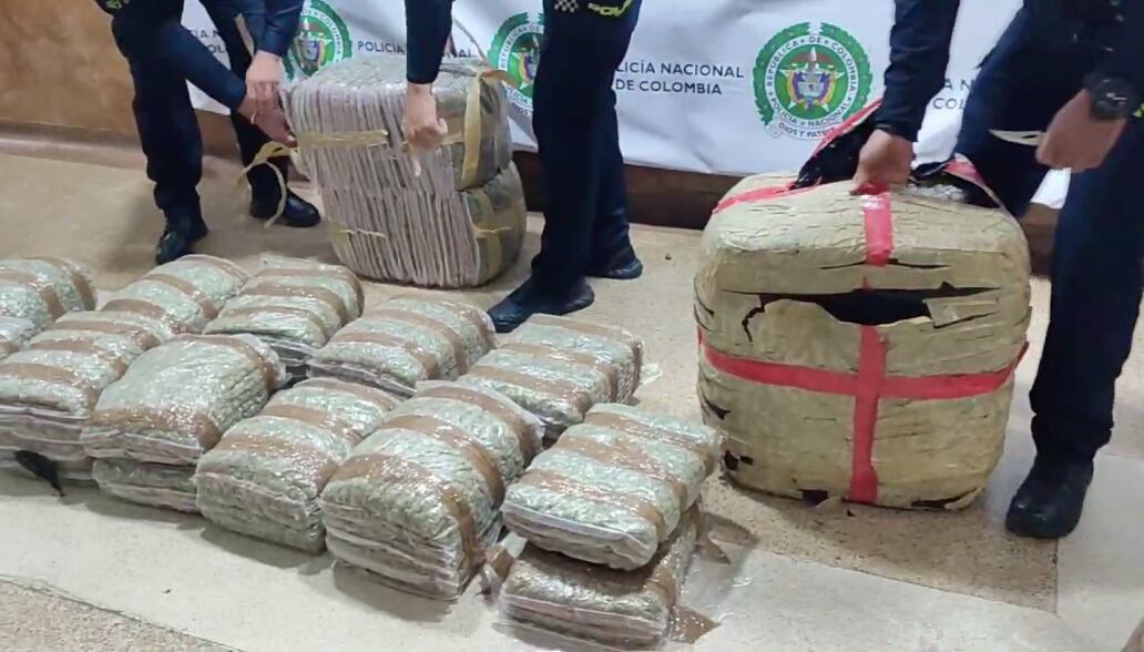 Marihuana hallada en el vehículo.