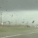 Una camioneta fue arrastrada por la fuerza del tornado en Estados Unidos. Foto: Twitter @brianemfinger.