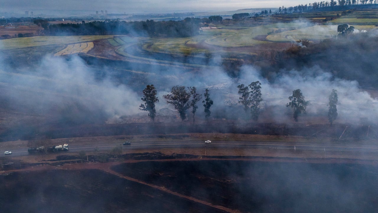 El humo de los incendios forestales llena el aire cerca de la autopista Mario Donega en Ribeirao Preto, estado de Sao Paulo, Brasil, el domingo 25 de agosto de 2024. (Foto AP/Marcos Limonti)