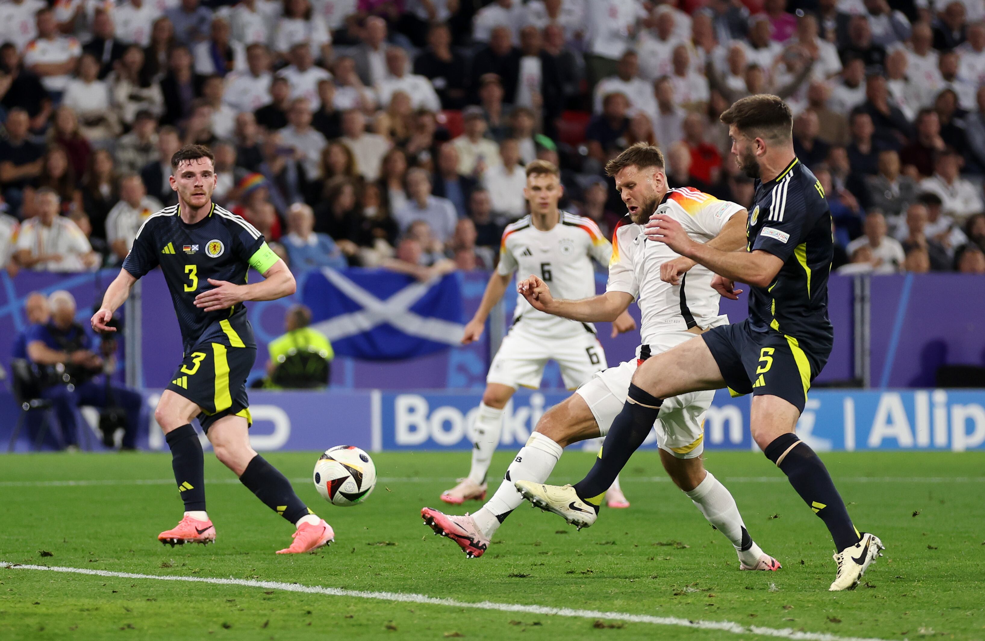 Niclas Fuellkrug, de Alemania, realiza un disparo que es detenido por Angus Gunn, de Escocia, y luego marca de rebote antes de ser anulado por fuera de juego durante el partido de la fase de grupos de la UEFA EURO 2024 entre Alemania y Escocia en el Munich Football Arena el 14 de junio de 2024 en Múnich, Alemania.