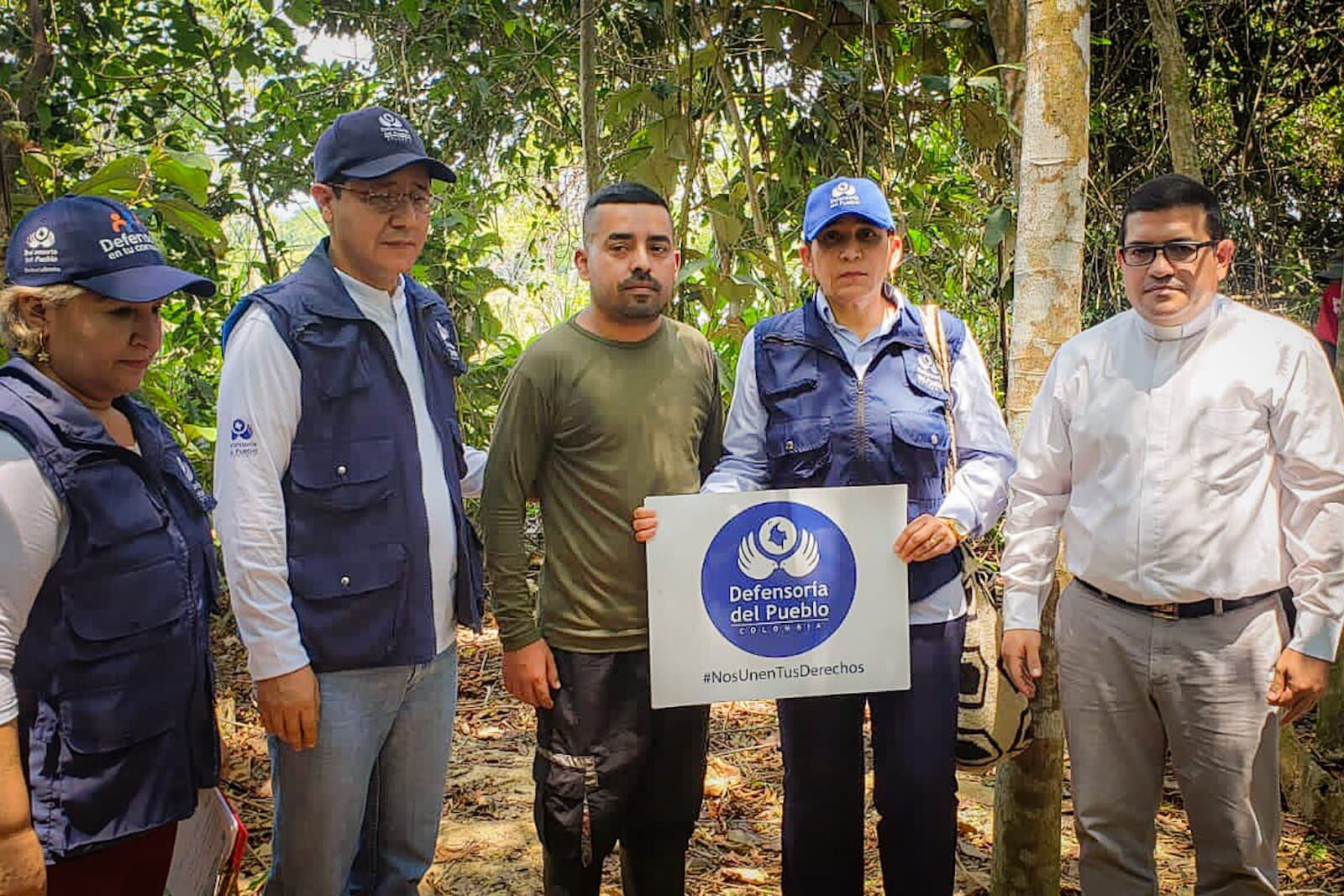 Defensoría del Pueblo con el sargento liberado Libey Danilo Bravo, que había sido secuestrado por el ELN en Saravena, Arauca.