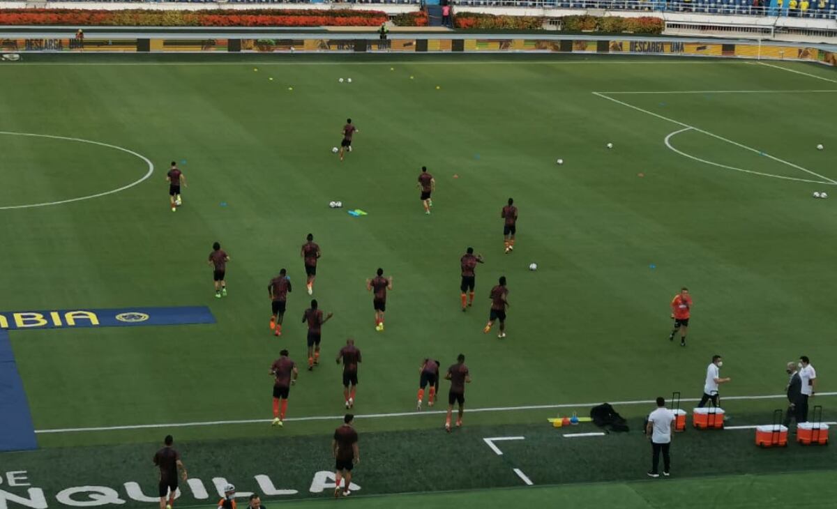 Selección Colombia en calentamiento previo al juego con Chile