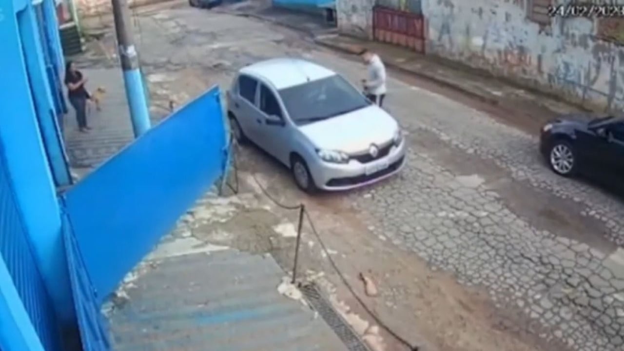 En el video se puede observar a ambos hombres discutiendo, al atacante desde la parte exterior del vehículo y a la víctima, que se encontraba ubicada en el puesto de conductor.