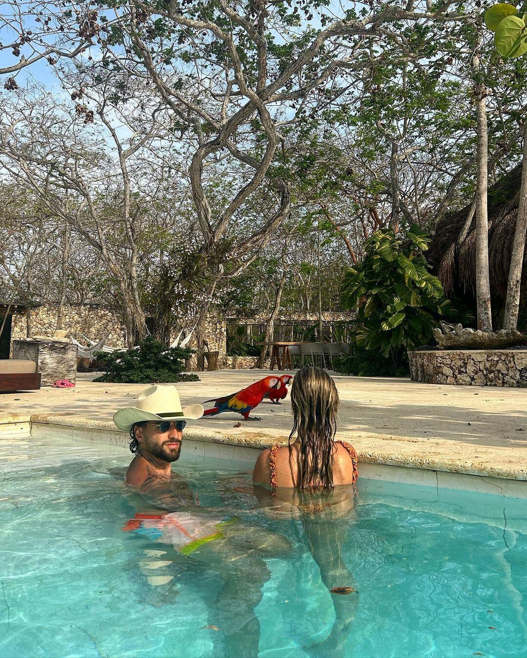 Maluma compartió algunas fotos junto a su novia.