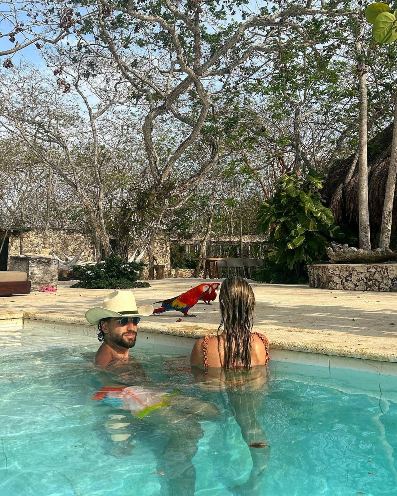 Maluma compartió algunas fotos junto a su novia.