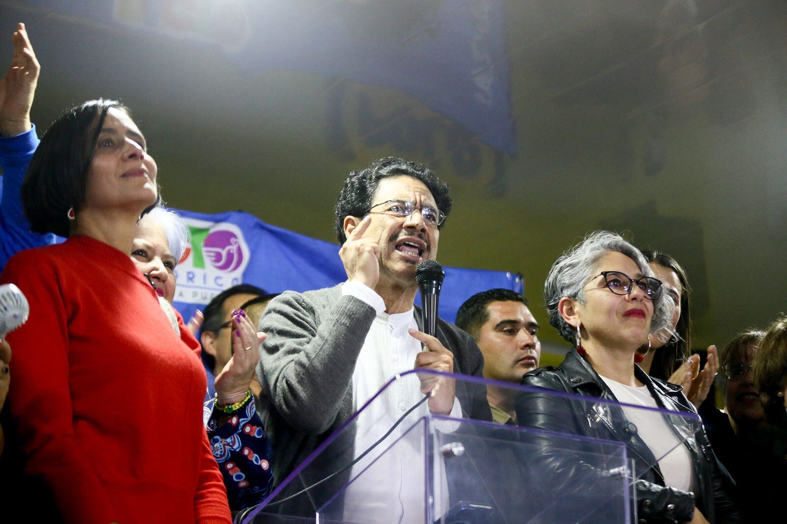 Bogotá. Octubre 26 de 2025. Ivan Cepeda celebra junto a sus simpatizantes, tras haber sido seleccionado como el candidato oficial del Pacto Histórico para las elecciones presidenciales del 2026.