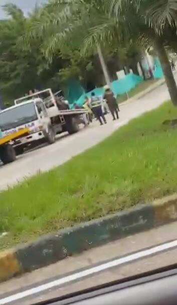 Guarda de tránsito inmovilizó vehículo de policía en Buenaventura y generó controversia.