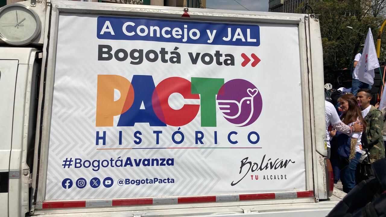 El vehículo, que estuvo durante varios minutos en el Parque Nacional, entregó además publicidad política a los asistentes.