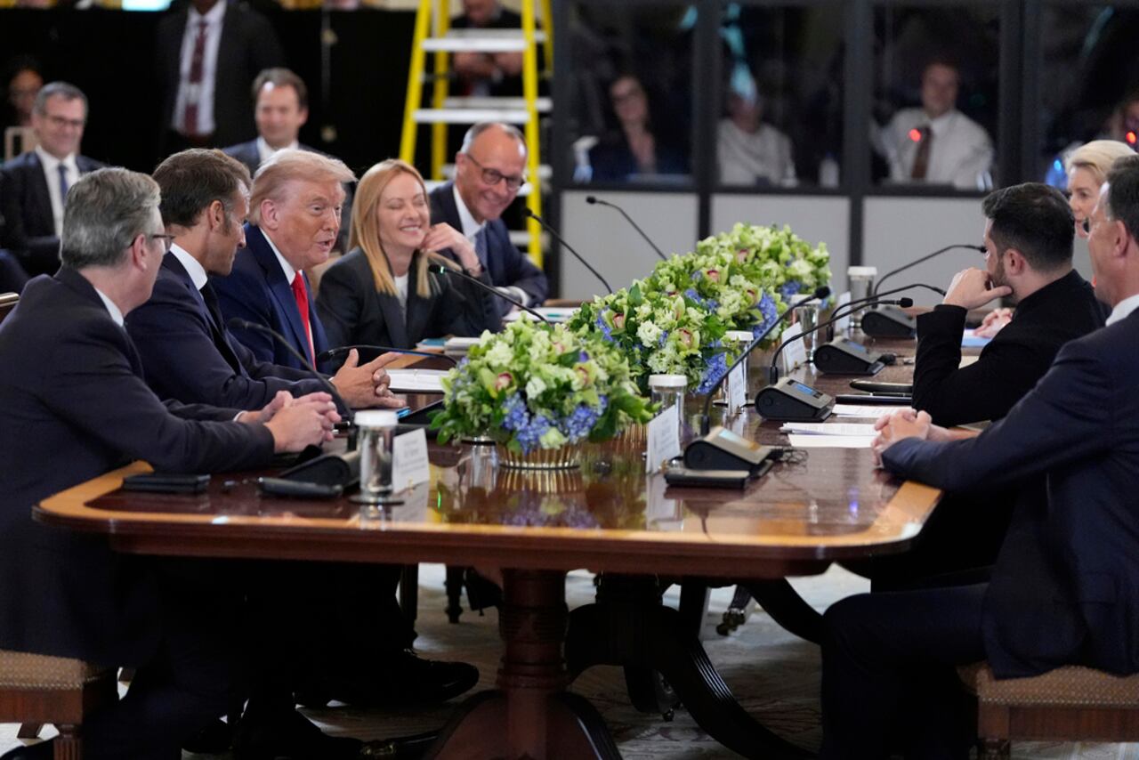 El presidente Donald Trump (centro-izquierda) habla mientras el primer ministro británico, Keir Starmer (de izquierda a derecha), el presidente francés, Emmanuel Macron, la primera ministra italiana, Giorgia Meloni, y el canciller alemán, Friedrich Merz, escuchan durante una reunión con el presidente ucraniano, Volodymyr Zelenskyy (centro-derecha), y líderes europeos en la Sala Este de la Casa Blanca, el lunes 18 de agosto de 2025, en Washington. (Foto AP/Alex Brandon)