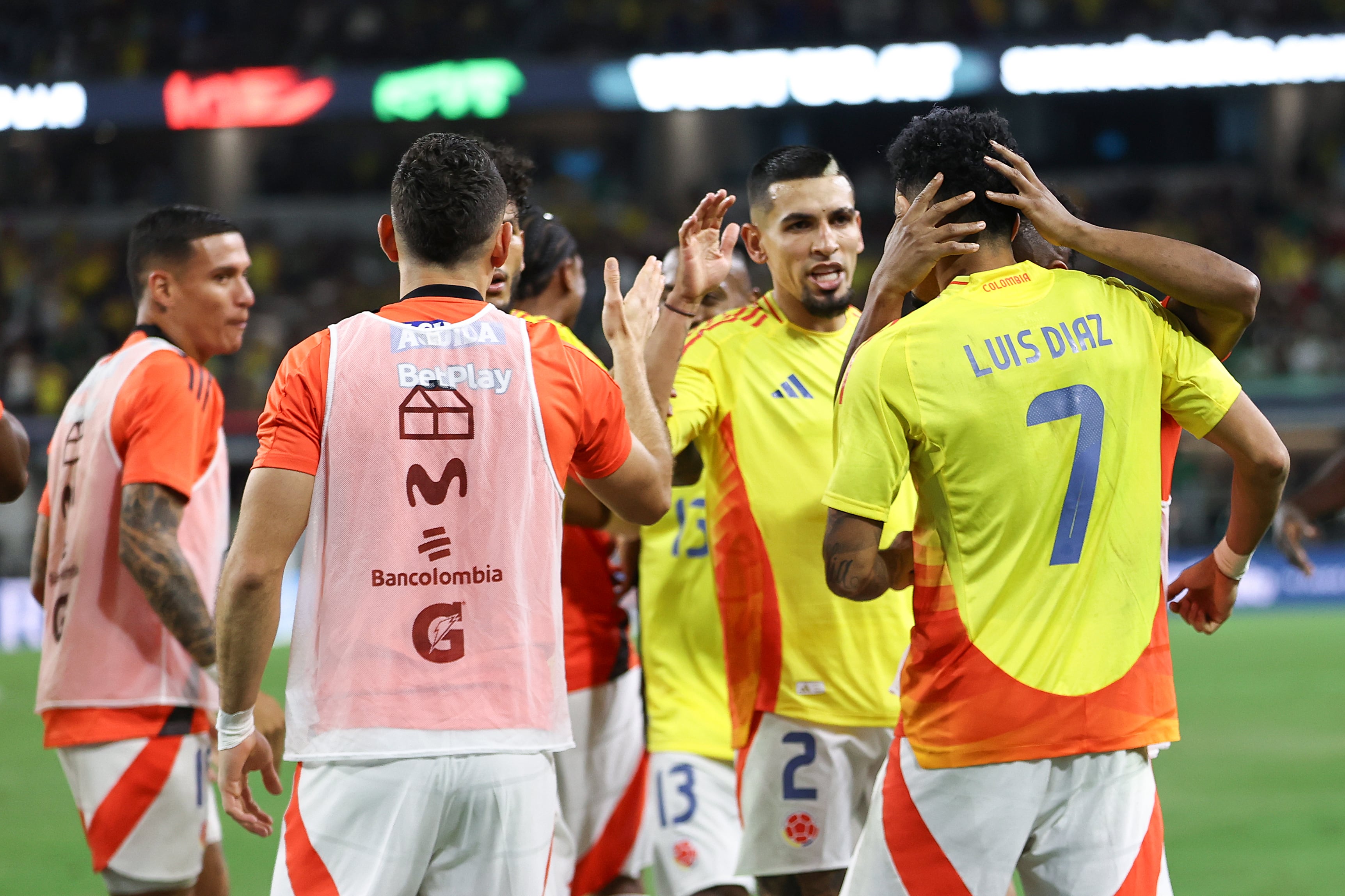 ARLINGTON, TEXAS - OCTOBER 11: Luis Diaz #7 of Colombia celebrates with teammates after scoring the team's second goal during an international friendly match between Mexico and Colombia at AT&T Stadium on October 11, 2025 in Arlington, Texas. (Photo by Omar Vega/Getty Images)