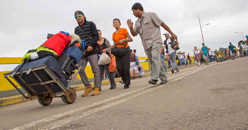 Miles de venezolanos que cruzan la frontera ahora traen joyas, juegos de cama y otros enseres para canjearlos por pesos o alimentos de primera necesidad.