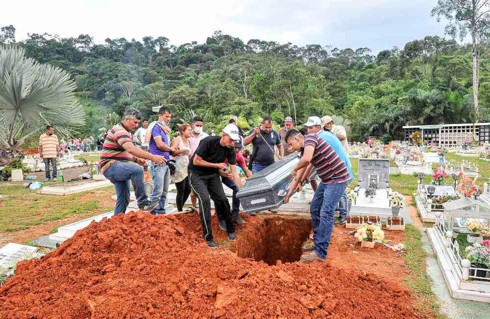 Descenso de uno de los féretros en el Parque Cementerio Normandia. Se calcula que al menos 273 personas perdieron la vida durante la avalancha que sepultó varias partes de la ciudad de Mocoa, en Putumayo. Foto: Carlos Julio Martínez / Enviado Especial de Semana