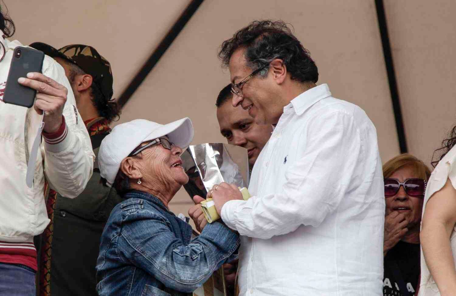 La gente subió a la tarima a saludar al candidato. Foto: Diana Rey Melo