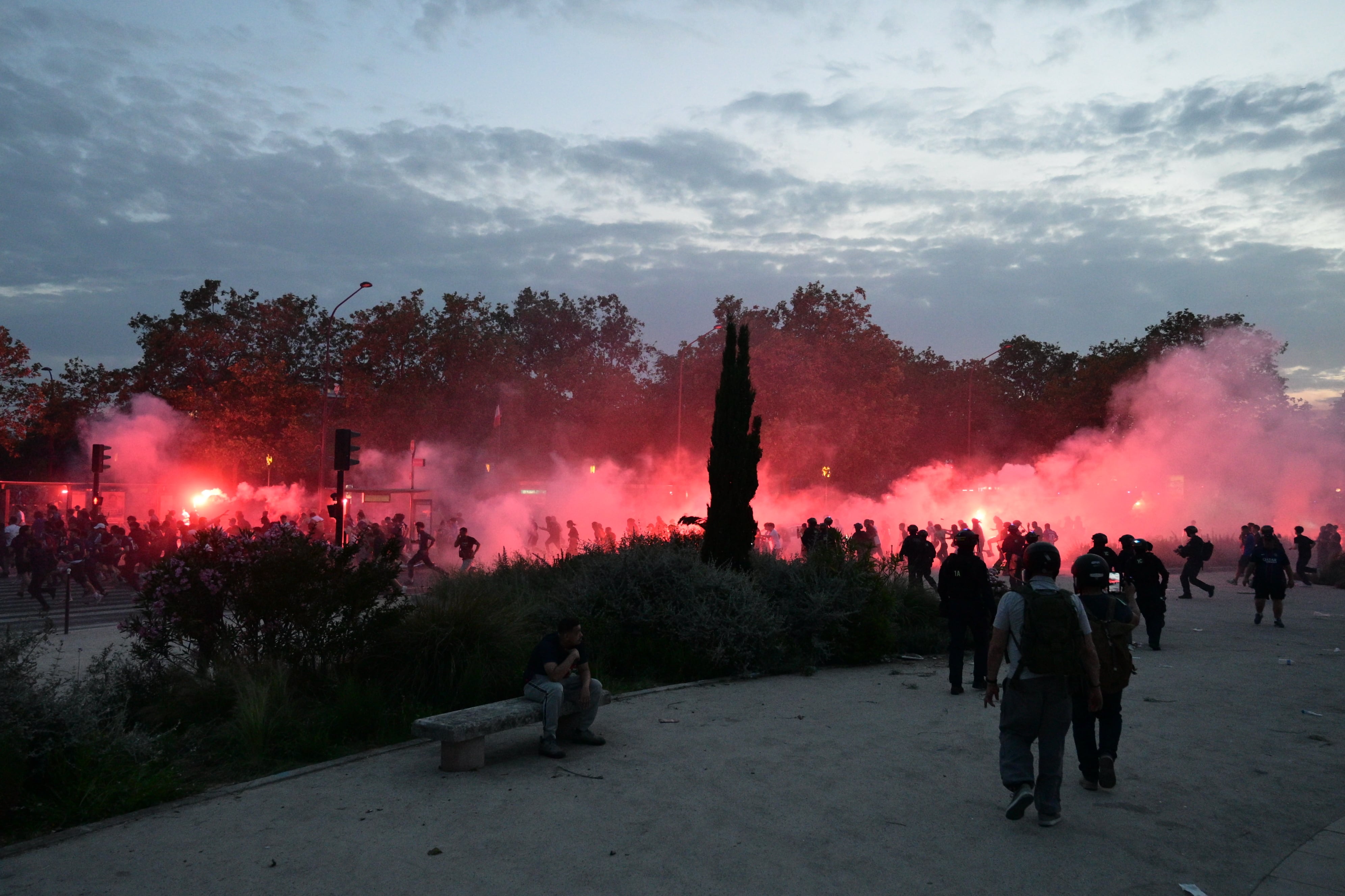 Lugares históricos de París con aficionados de PSG en la celebración