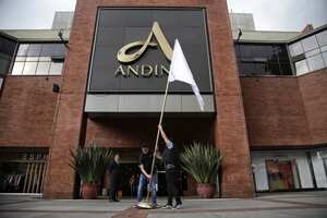 Decenas de colombianos llegaron hasta el Centro Comercial Andino, norte de Bogotá, con flores blancas para rendir homenaje a las víctimas del atentado terrorista ocurrido en ese lugar este sábado en la noche.