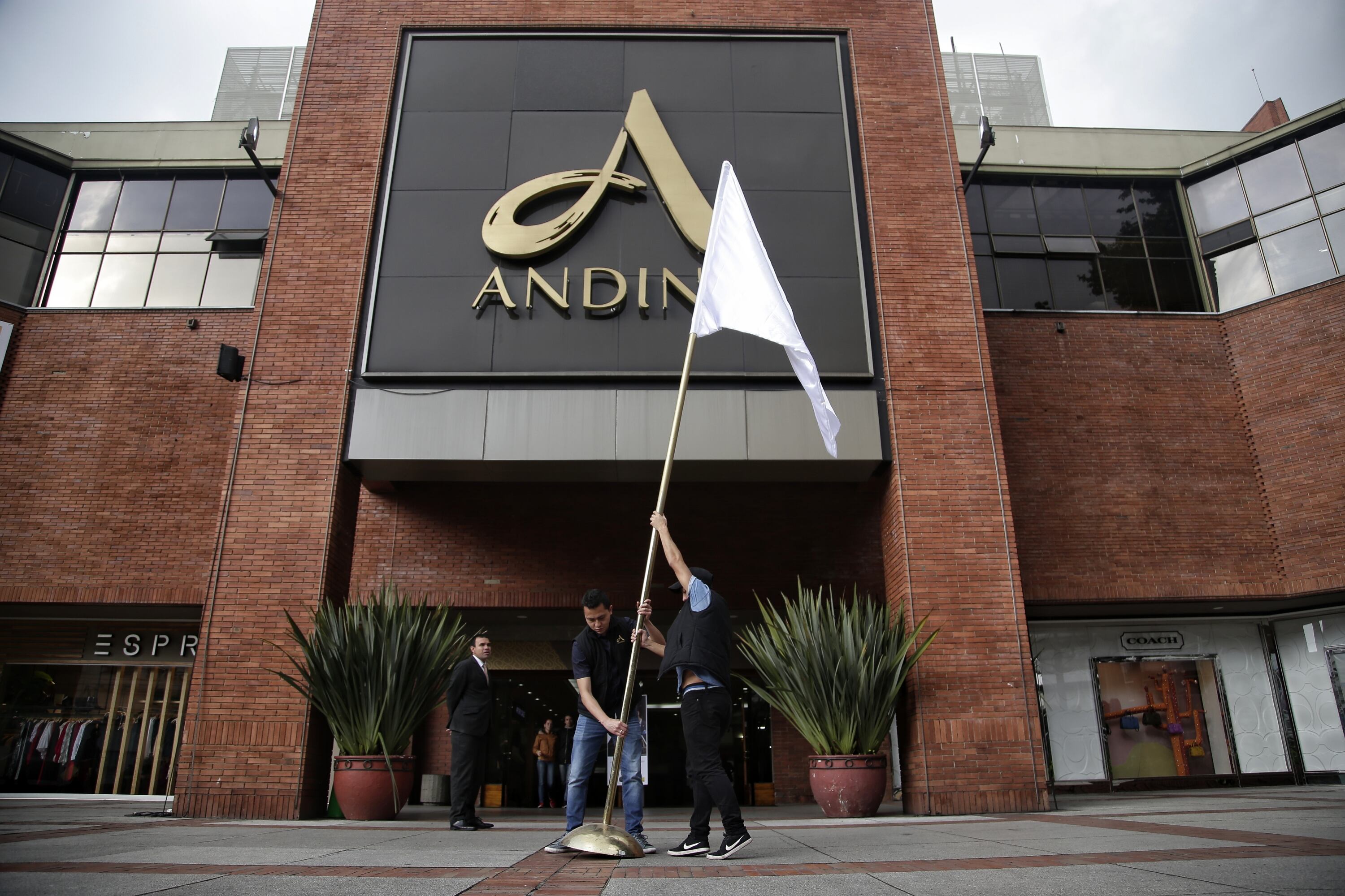 Homenaje a las víctimas del atentado terrorista ocurrido en el centro comercial Andino.