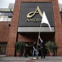 Decenas de colombianos llegaron hasta el Centro Comercial Andino, norte de Bogotá, con flores blancas para rendir homenaje a las víctimas del atentado terrorista ocurrido en ese lugar este sábado en la noche.