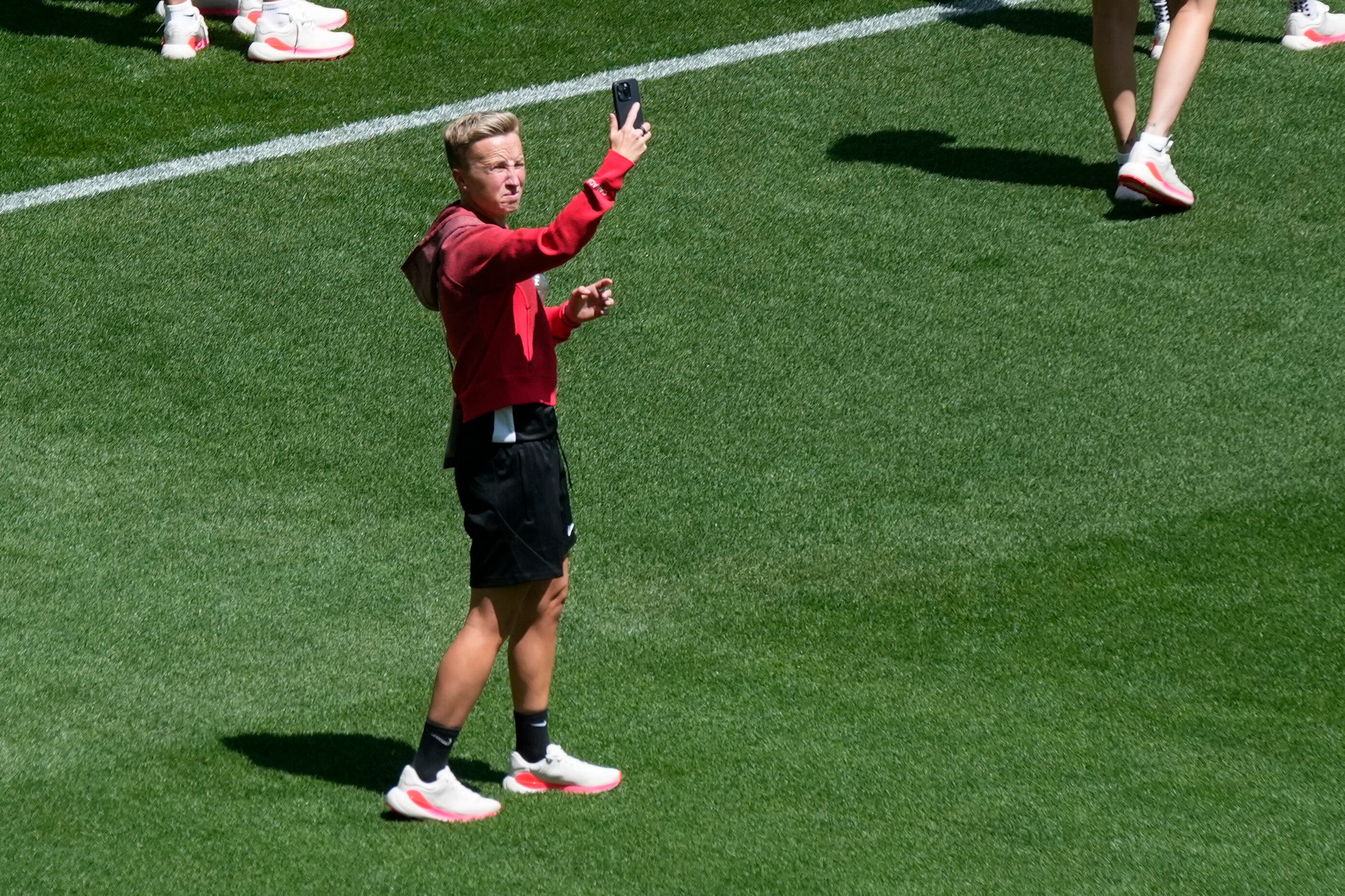 En foto del martes 23 de julio del 2024, la entrenadora de la selección femenina de fútbol de Canadá Beverly Priestman se toma una foto en el Estadio Geoffroy-Guichard antes de los Juegos Olímpicos. (AP Foto/Silvia Izquierdo)
