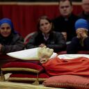 Fieles rinden homenaje al expapa Benedicto XVI en la Basílica de San Pedro en el Vaticano.