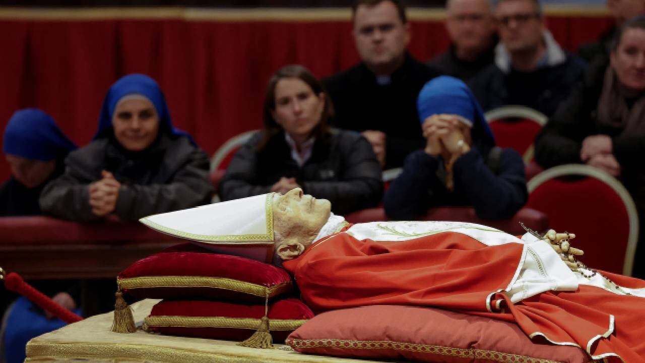 Fieles rinden homenaje al fallecido papa Benedicto XVI en la Basílica de San Pedro en el Vaticano.