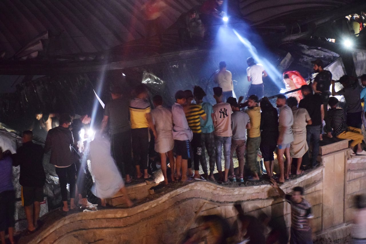 Dramáticas imágenes del incendio y el rescate de heridos en una sala de aislamiento por covid-19 del hospital Al-Hussein, en la ciudad de Nasiriyah en la gobernación de Dhi Qar, Irak. ( Arshad Mohammed - Anadolu )