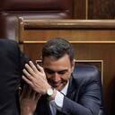 El presidente de España, Pedro Sánchez, es felicitado por el político Patxi López, luego que la moción de censura en su contra se cayera en el Congreso