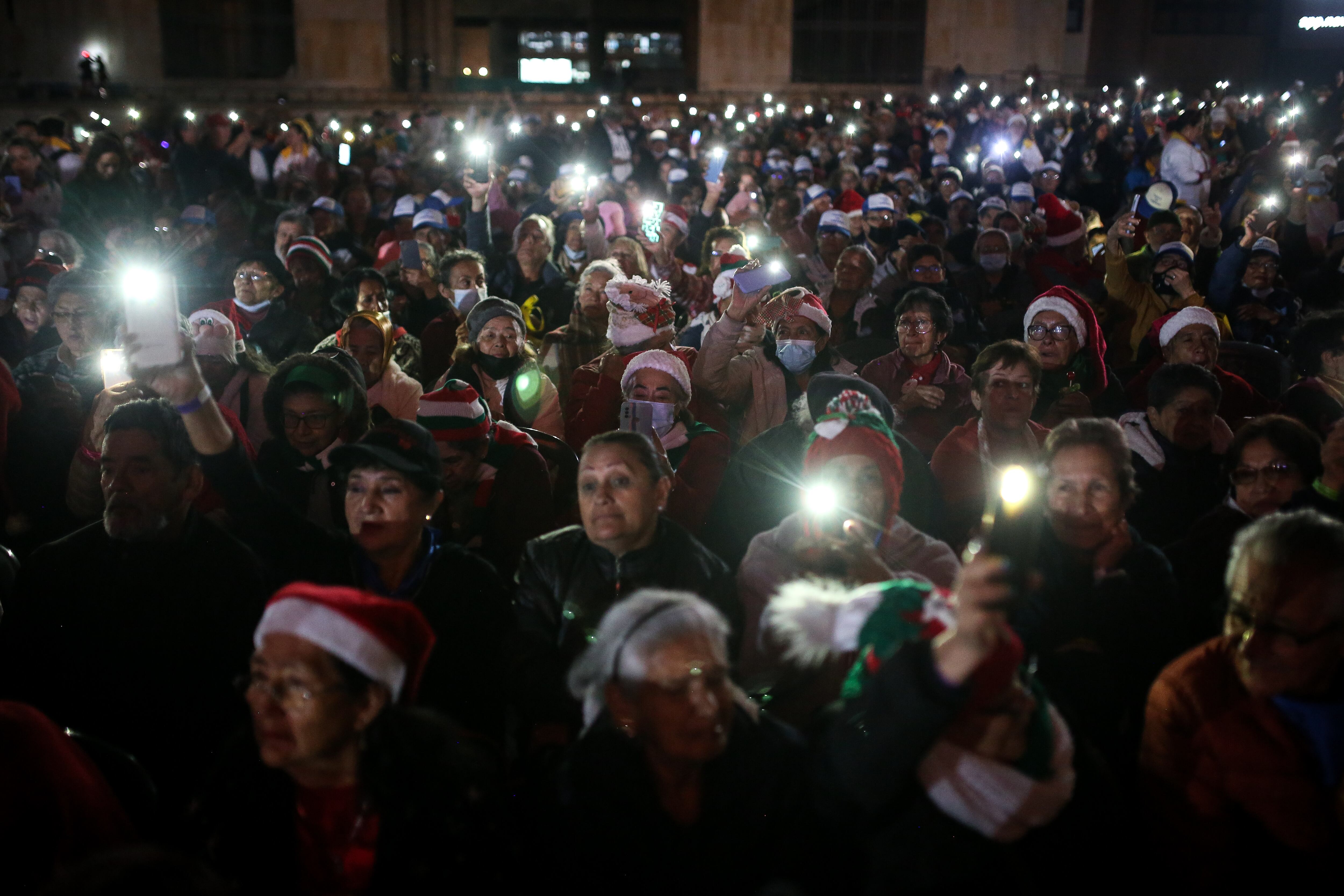 Asistentes a evento de luces en la capital de Bogotá. Se disfrutó de la acogida del público.