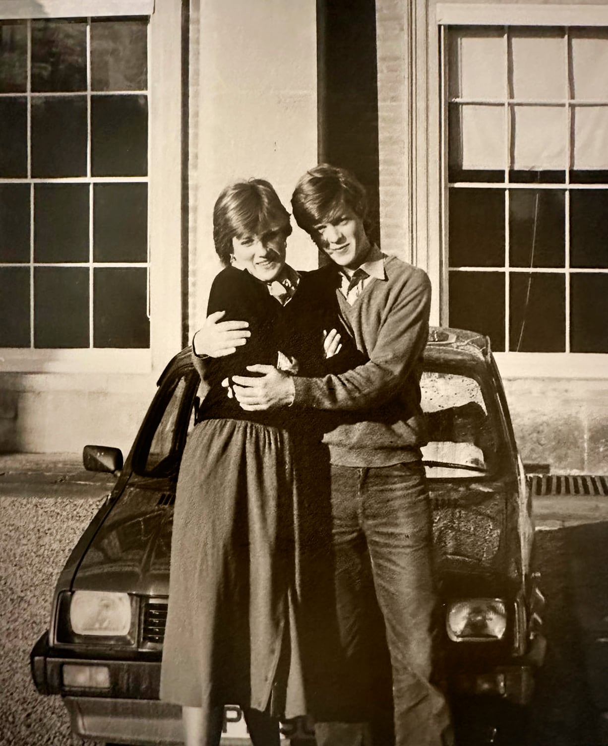 El abrazo protector de un hermano pequeño, 1981