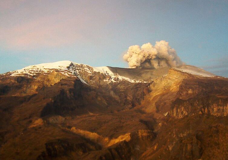 Una erupción del volcán Nevado del Ruiz afectaría a varios departamentos  