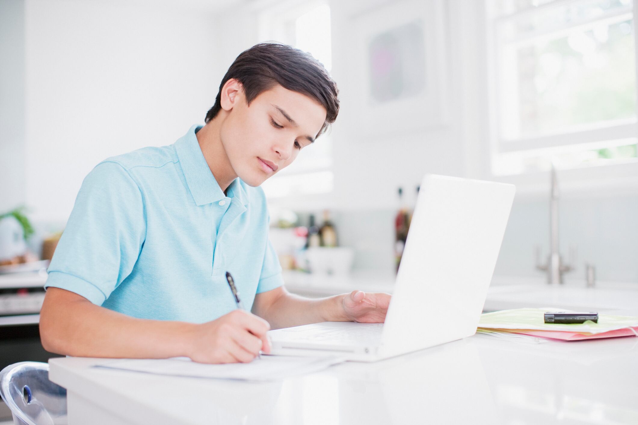 Estas plataformas digitales ofrecen un sistema completamente en línea que facilita estudiar desde cualquier lugar del mundo.