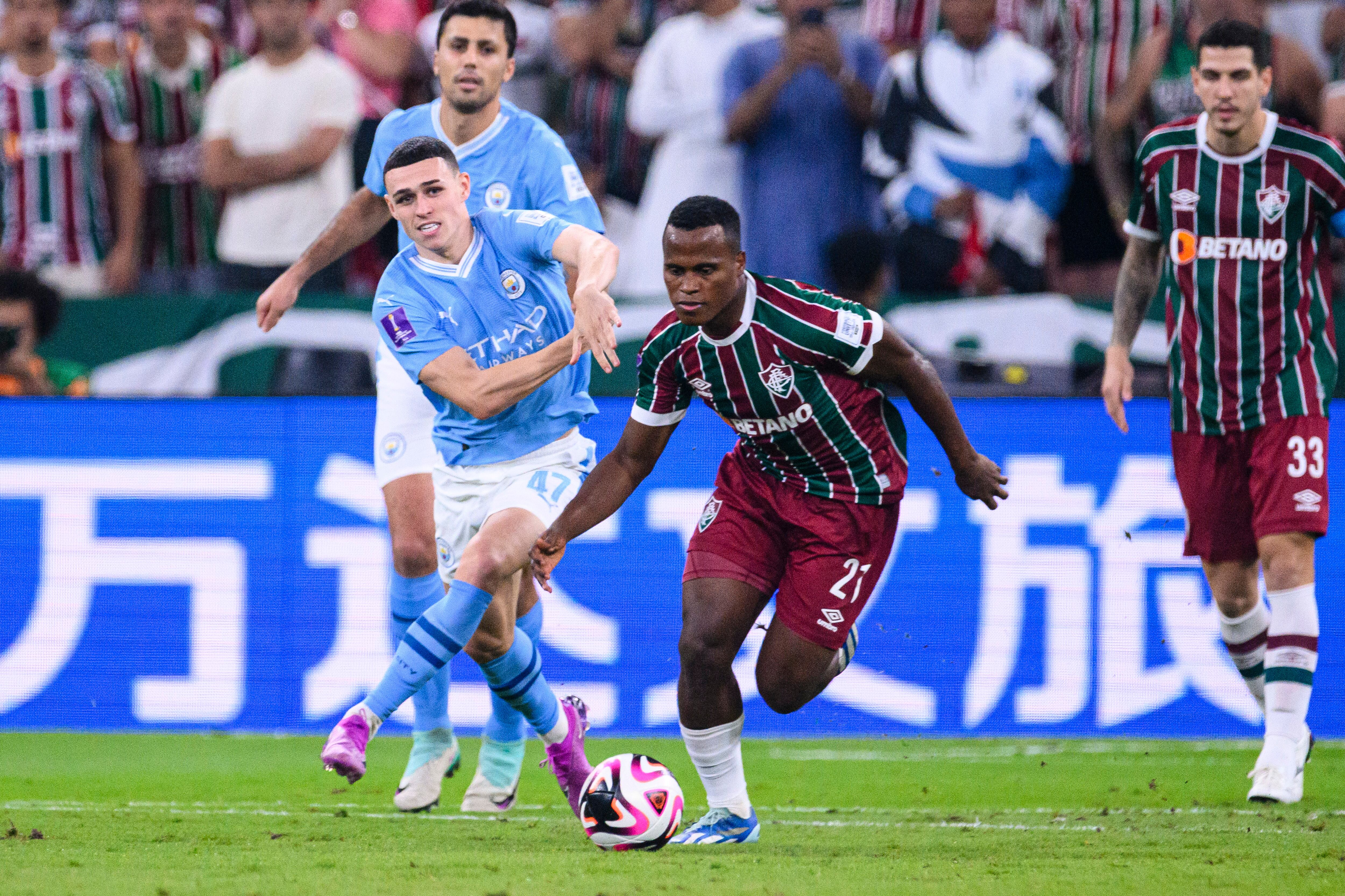 Jhon Arias de Fluminense (C) dribla a Phil Foden de Manchester City (L) durante el partido final de la Copa Mundial de Clubes de la FIFA entre Manchester City y Fluminense en King Abdullah Sports City el 22 de diciembre de 2023 en Jeddah, Arabia Saudita.