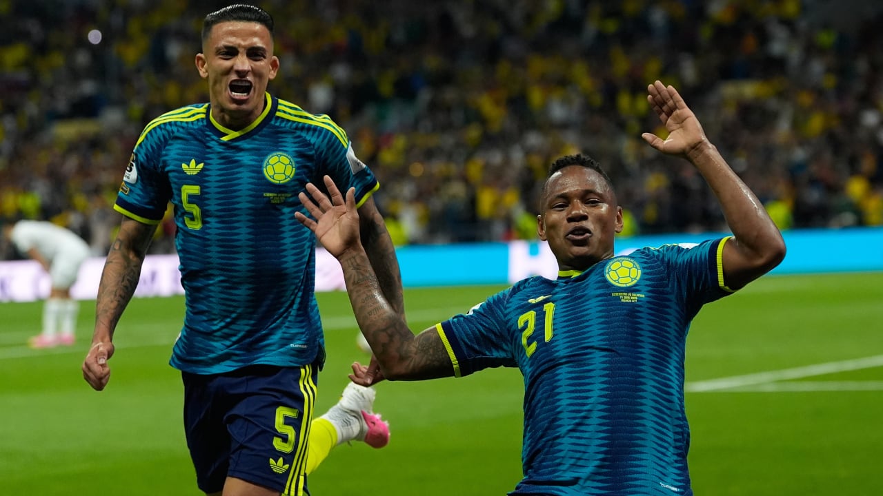 Jáminton Campaz celebrando el último gol de Colombia contra Uzbekistán.