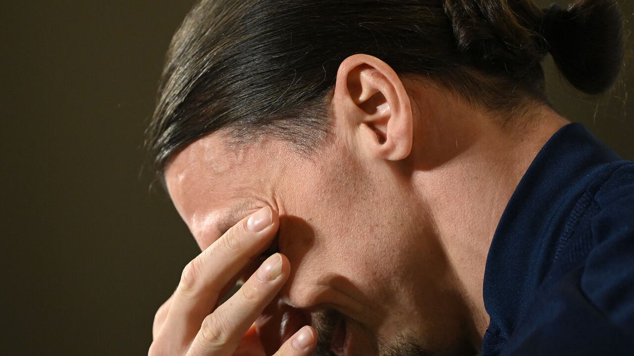 Zlatan Ibrahimovic, delantero de la selección sueca de fútbol, pronuncia una conferencia de prensa el 22 de marzo de 2021 en Estocolmo, antes del partido de clasificación para la Copa del Mundo de Suecia vs Georgia que se jugará el 25 de marzo de 2021. - Zlatan Ibrahimovic regresó a la escuadra sueca después de un una pausa de casi cinco años. (Foto de Jonathan NACKSTRAND / AFP)