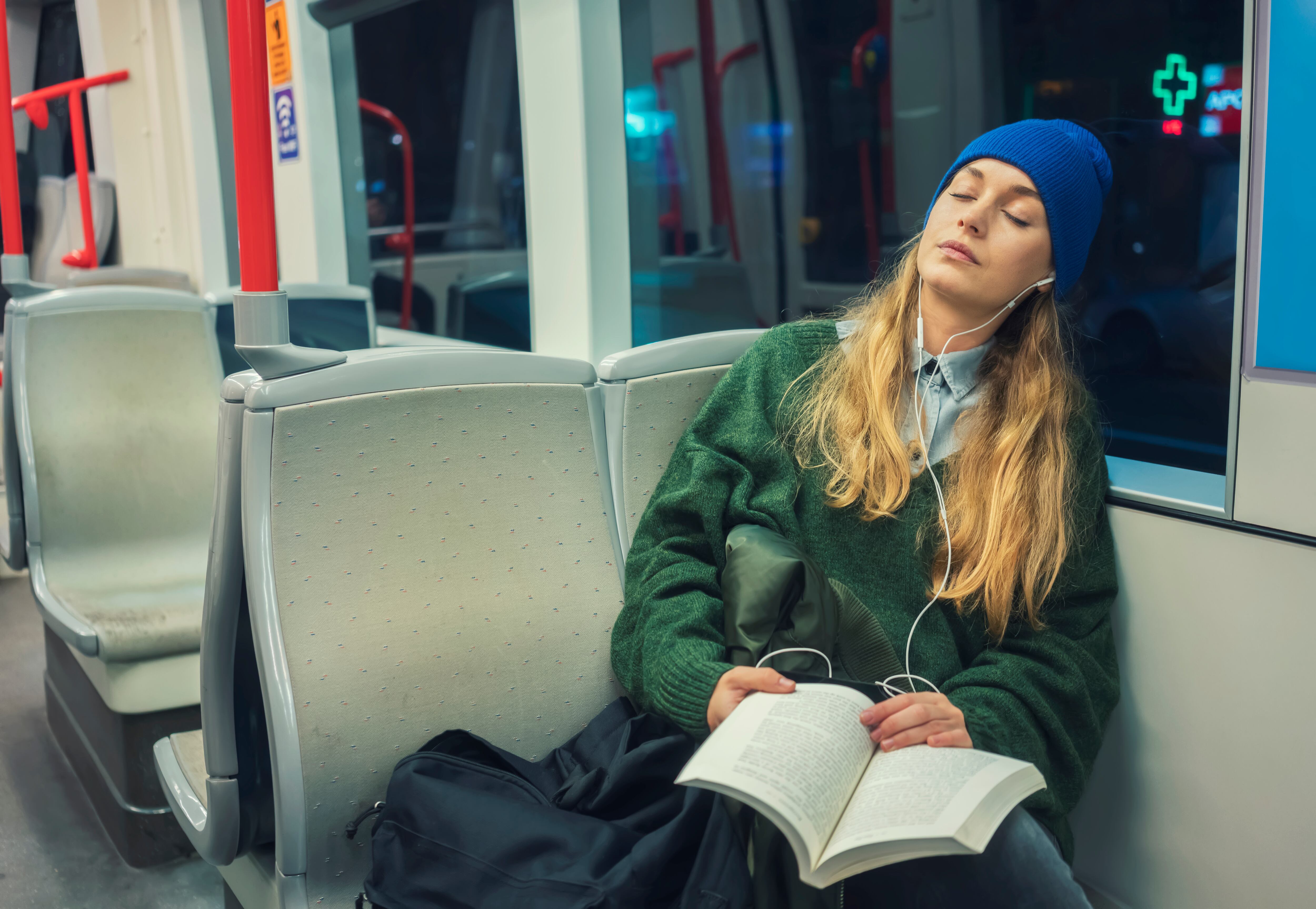Japón es una nación con privación crónica de sueño y no es raro ver trabajadores durmiendo en el metro o en la oficina