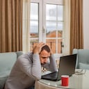 Guía práctica para arreglar un computador portátil que se apaga repentinamente