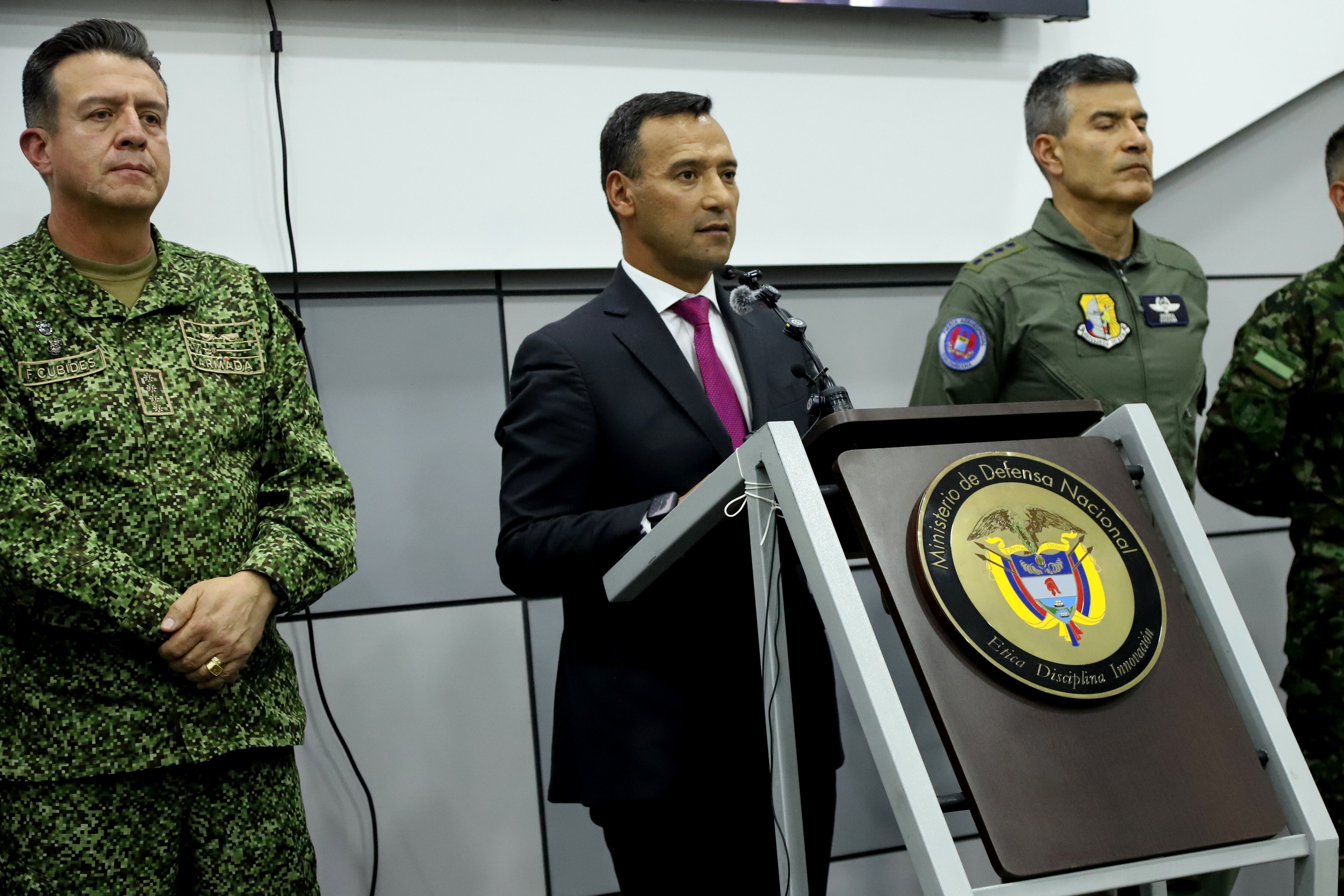Ministro de Defensa, Pedro Sánchez Suárez, junto a la cúpula militar y de Policía.
