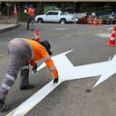 Trabajadores avanzan en la demarcación de las nuevas flechas que orientarán a conductores y demás actores viales sobre los cambios en los sentidos de circulación en el centro oriente de Medellín.