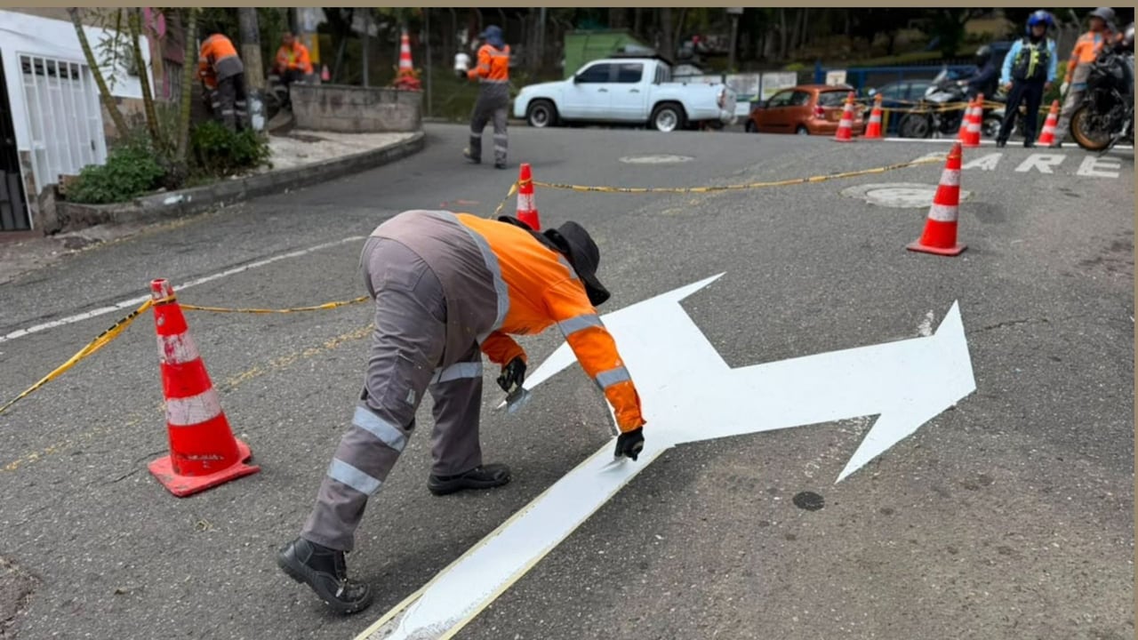 Trabajadores avanzan en la demarcación de las nuevas flechas que orientarán a conductores y demás actores viales sobre los cambios en los sentidos de circulación en el centro oriente de Medellín.