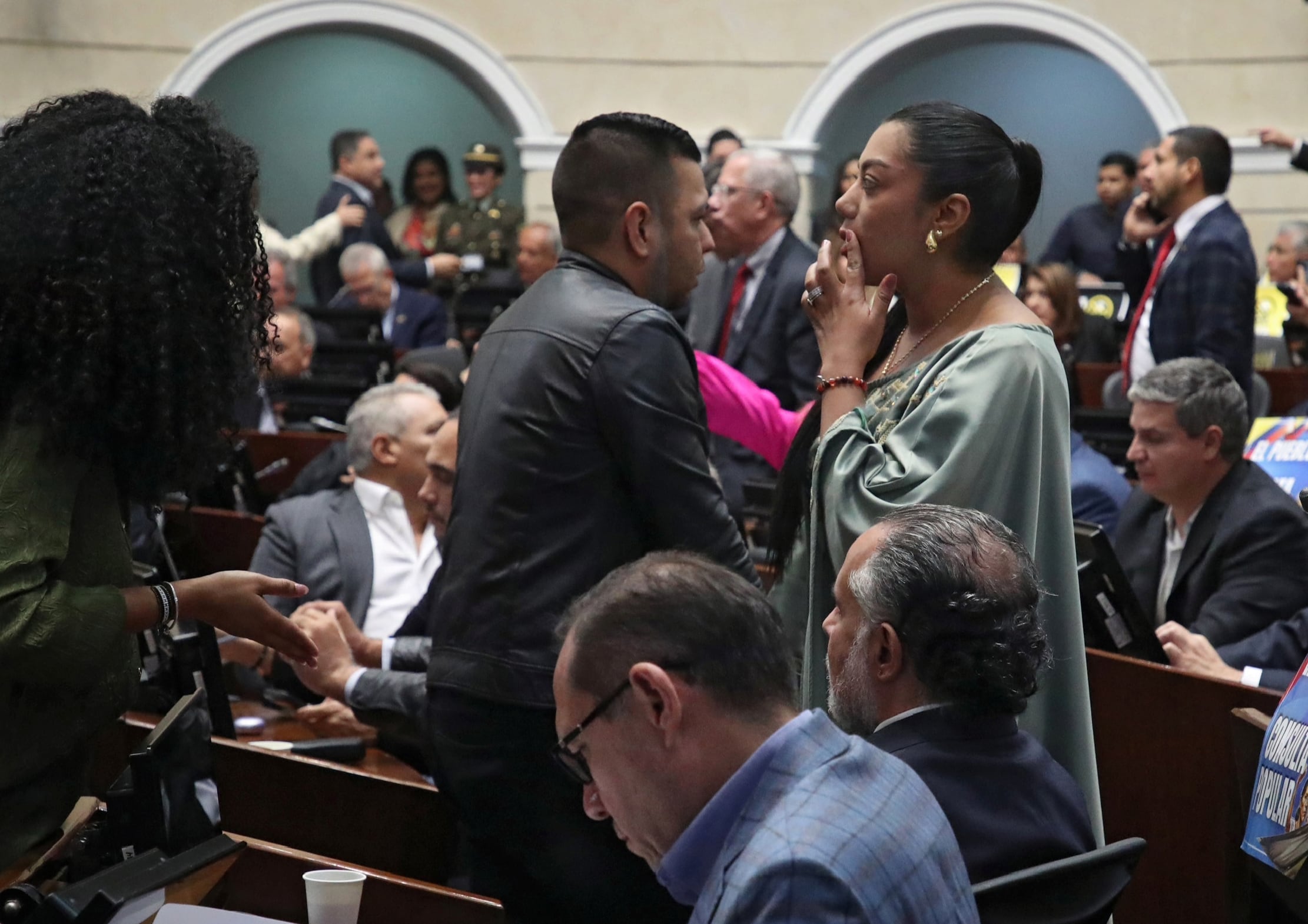 Juliana Guerrero en el Congreso de la República, en Bogotá, el 11 de marzo de 2025. Junto a ella, el ministro del Interior, Armando Benedetti, y varios parlamentarios