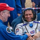 En esta fotografía publicada por la corporación espacial Roscosmos, el astronauta de la NASA Frank Rubio se sienta en una silla poco después del aterrizaje de la cápsula espacial rusa Soyuz MS-23 a unos 150 kilómetros (90 millas) al sureste de la ciudad kazaja de Zhezkazgan, Kazajistán