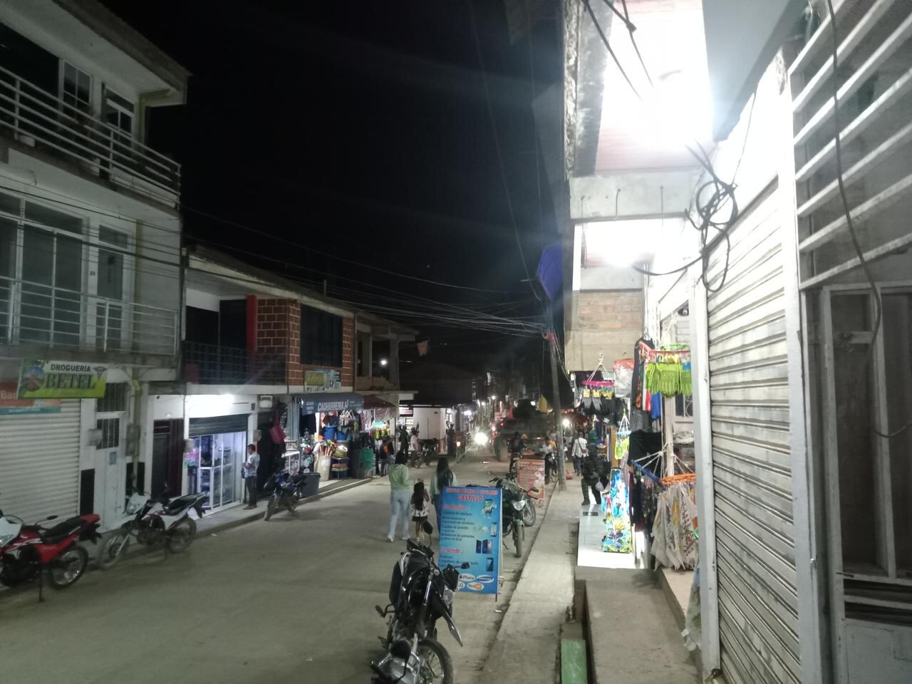 Militares recorriendo el centro del comercio de El Plateado, en el Cauca.