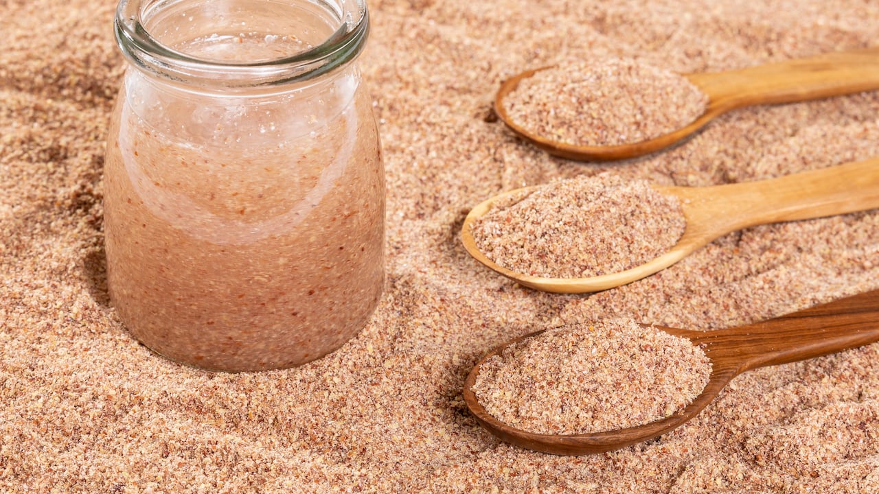 La semilla de linaza es un alimento nutricional que se debe consumir, pero en cantidades moderadas, debido a que su exceso puede ocasionar efectos adversos a la salud.