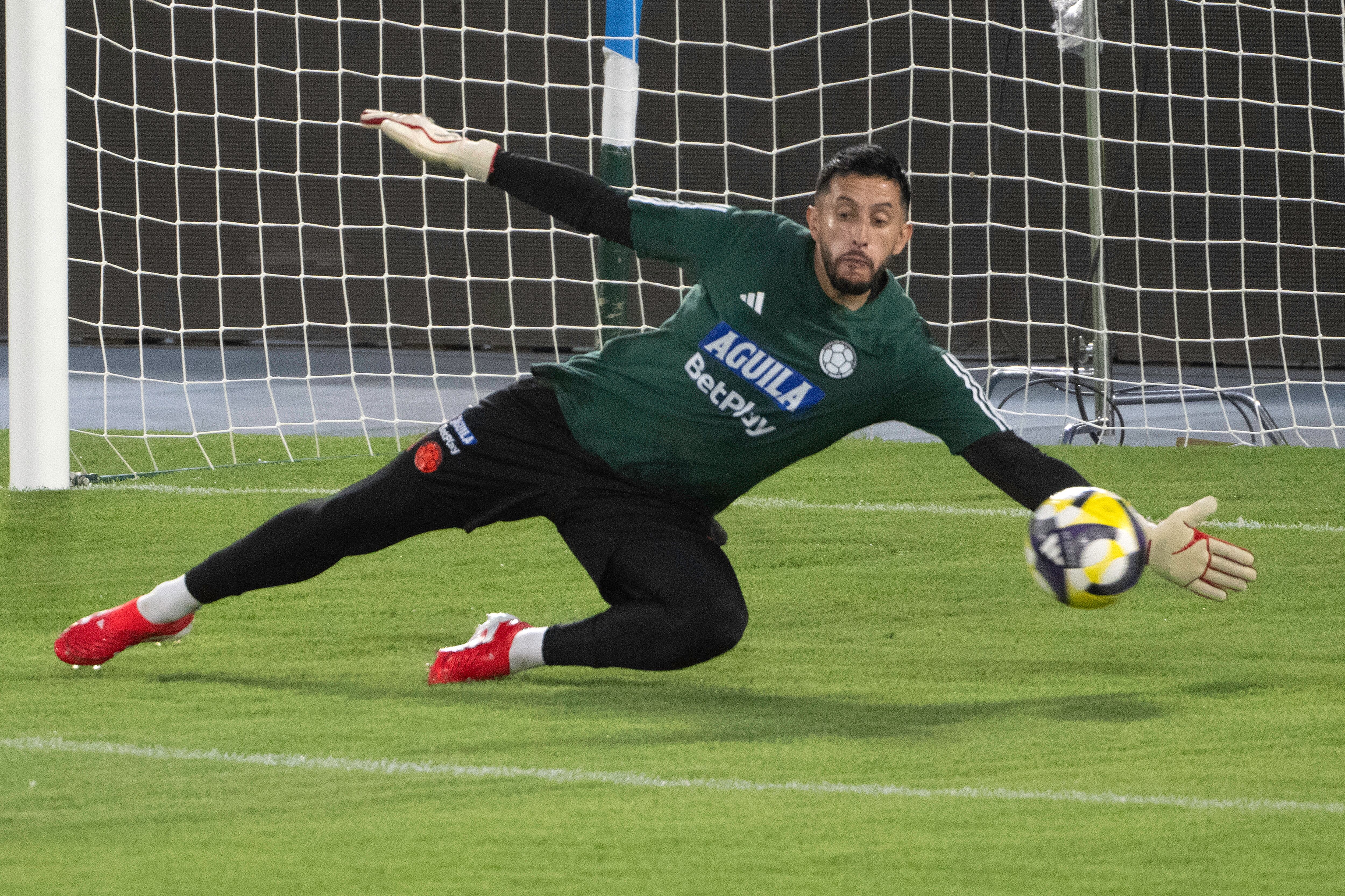 El portero colombiano Camilo Vargas controla el balón durante un entrenamiento en el Estadio Metropolitano de Barranquilla, Colombia, el 24 de marzo de 2025. Colombia se enfrentará a Paraguay en un partido clasificatorio para la Copa Mundial de la FIFA 2026 el 25 de marzo de 2025. (Foto de Luis ACOSTA / AFP)