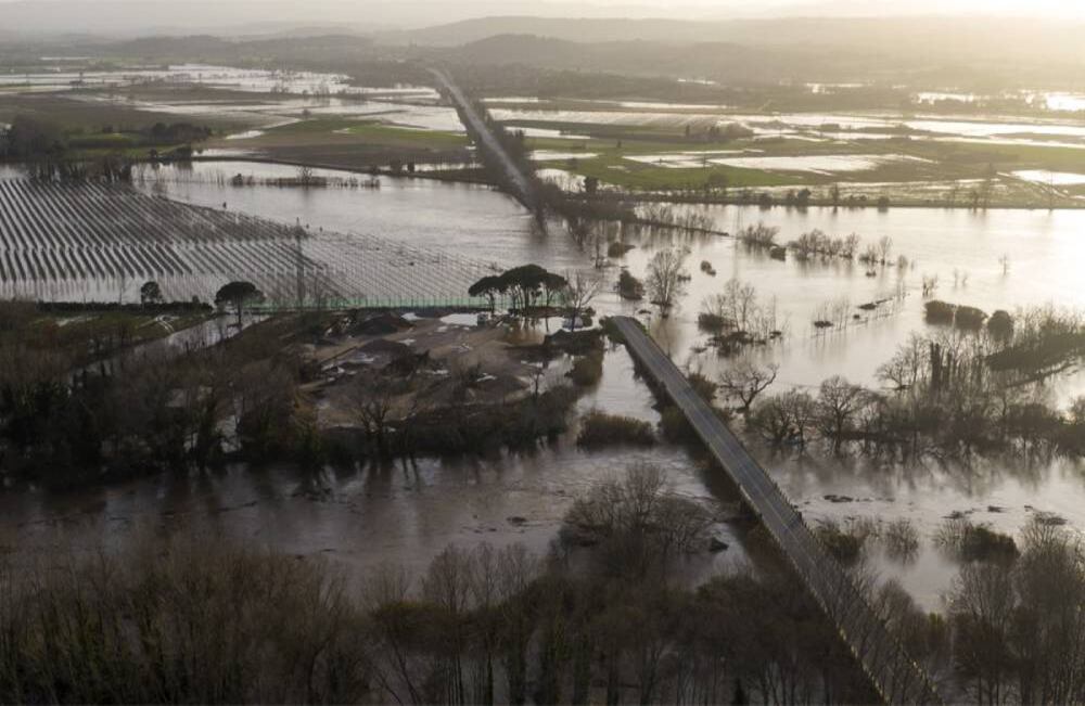 Una tormenta catastrófica ha matado a por lo menos 11 personas en España y ha dejado otras cinco desaparecidas. Esta ha causado que los ríos se desborden y contaminen áreas agrícolas con agua salada. En la fotografía, del 23 de enero de 2020, una carretera se encuentra cubierta de agua por el río Ter en Verges, Girona. Foto: Emilio Morenatti/ AP.