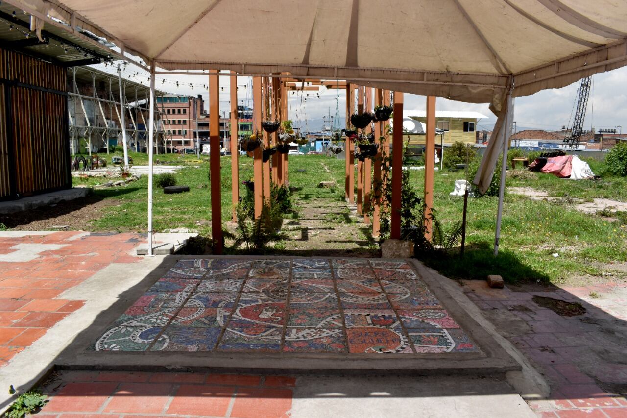En el lugar donde se construirá el Bronx Distrito Creativo, Andrea Monroy, con los demás líderes y jóvenes de la zona, hicieron un mosaico con las baldosas de cada casa que fue derrumbada.